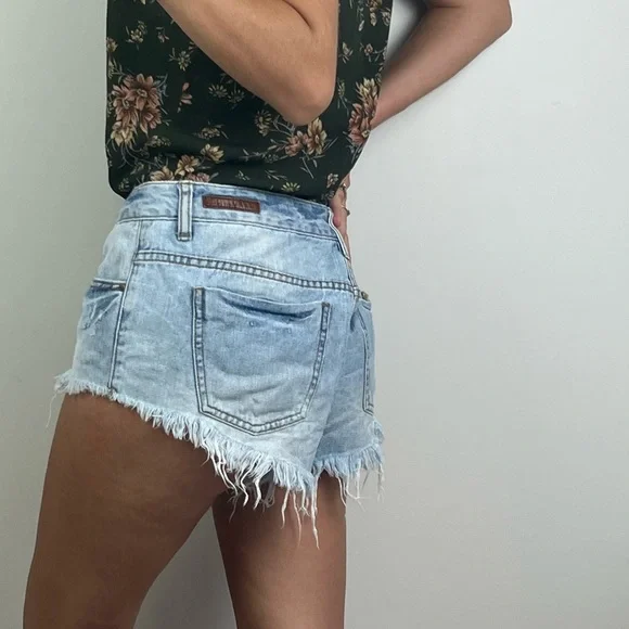 Billabong Denim Jean Shorts Blue Frayed Bonita Mid Rise Beach Size 28 AU 10 - Picture 3 of 12